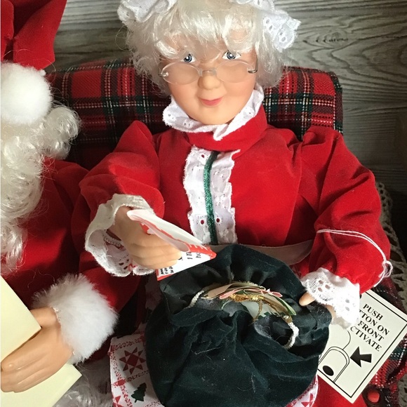 Animated Santa and Mrs Claus sitting on a couch - Picture 4 of 6